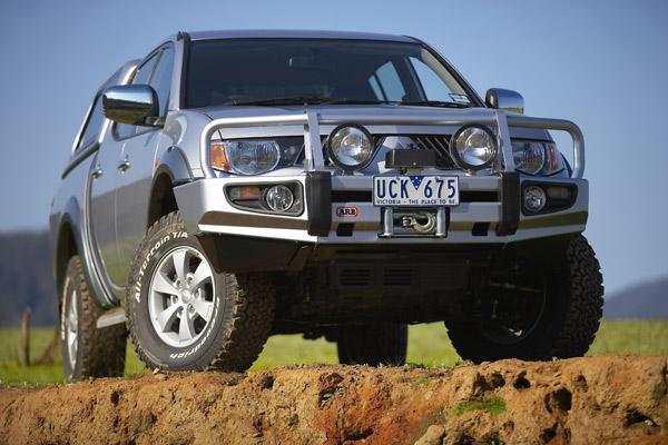Передний бампер ARB (серия Deluxe) для Mitsubishi L200 ML с расширителями крыльев (2006-2009)