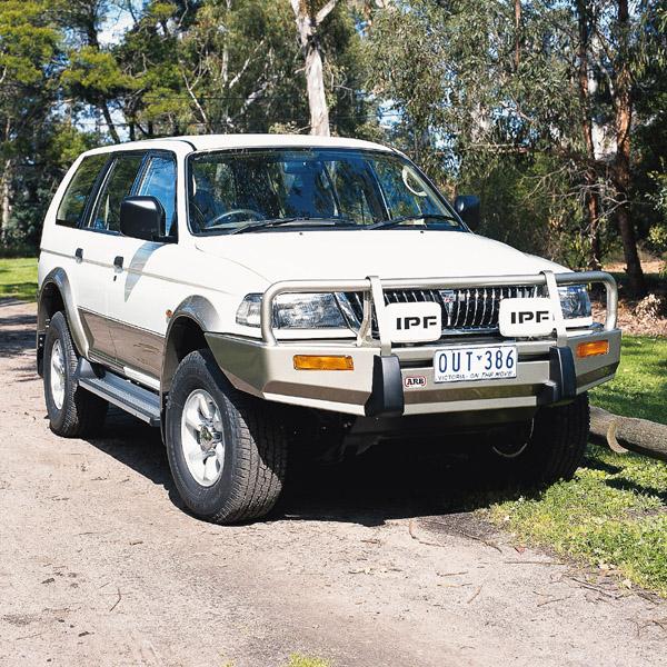 Передний бампер ARB (серия Deluxe) для Mitsubishi Pajero Sport (1996-2001)