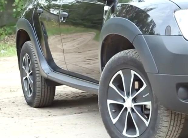 Расширители колесных арок с молдингами на двери на Renault Duster (8 элементов)