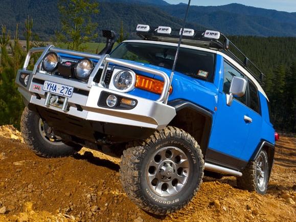 Передний бампер ARB Deluxe 3420220 для Toyota FJ Cruiser 2011-2014
