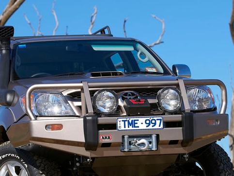 Передний бампер ARB Deluxe 3414300 для Toyota Hilux Vigo без расширителей крыльев 2005-2011