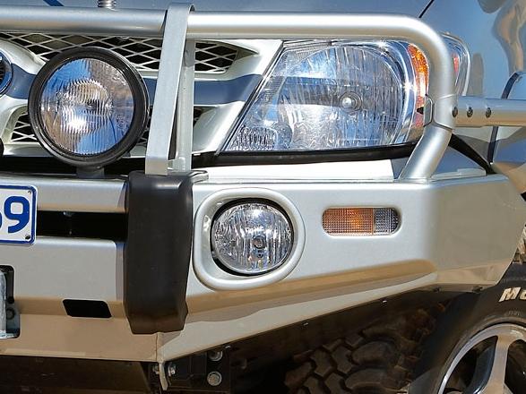 Передний бампер ARB Deluxe 3414400 для Toyota Hilux Vigo 2005-2011 с расширителями арок и заводскими противотуманками