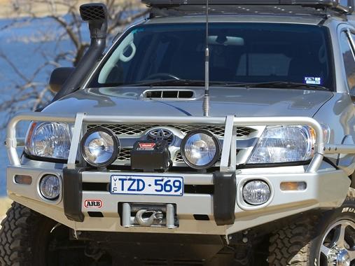 Передний бампер ARB Deluxe 3414400 для Toyota Hilux Vigo 2005-2011 с расширителями арок и заводскими противотуманками