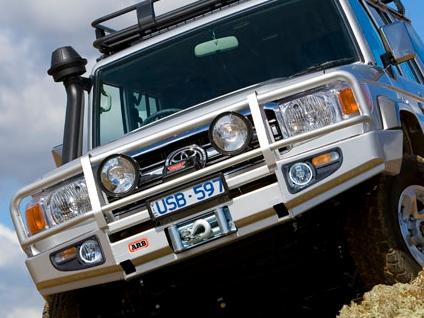 Передний бампер ARB Deluxe 3212400 для Toyota Land Cruiser 76/78/79 с 2007 года