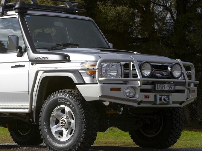 Передний бампер ARB Deluxe 3412410 для Toyota Land Cruiser 76/78/79 с 2007 г. с расширителями крыльев