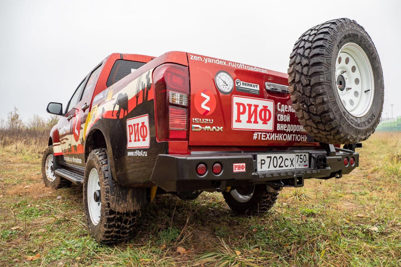 Бампер РИФ силовой задний Isuzu D-MAX с квадратом под фаркоп, калиткой, фонарями, подсветкой номера стандарт