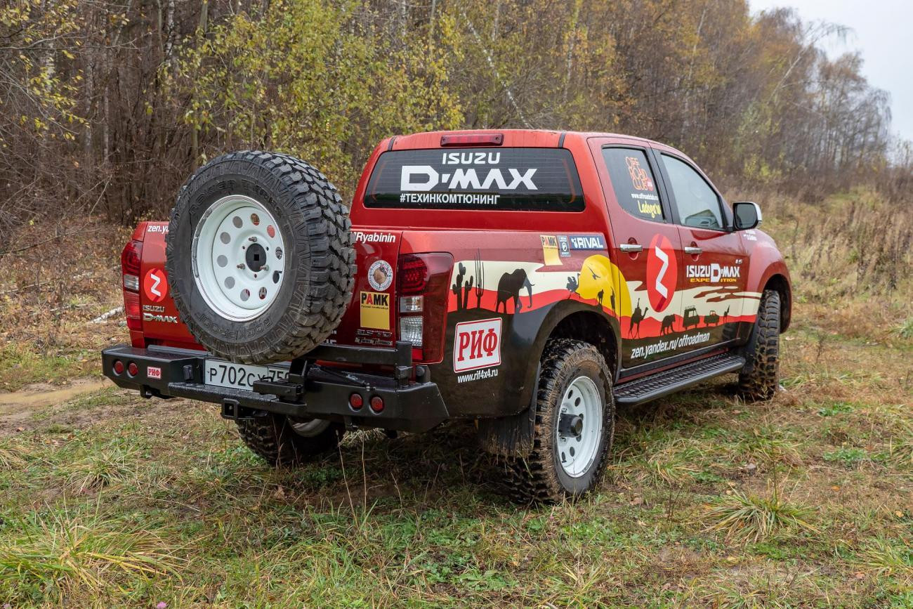 Бампер РИФ силовой задний Isuzu D-MAX с квадратом под фаркоп, калиткой, фонарями, подсветкой номера стандарт