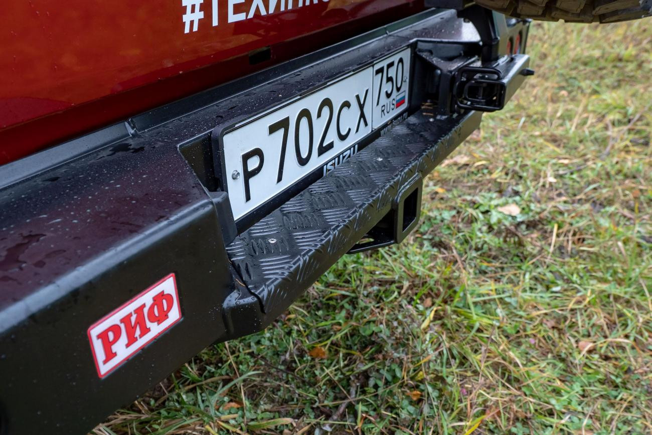 Бампер РИФ силовой задний Isuzu D-MAX с квадратом под фаркоп, калиткой, фонарями, подсветкой номера стандарт