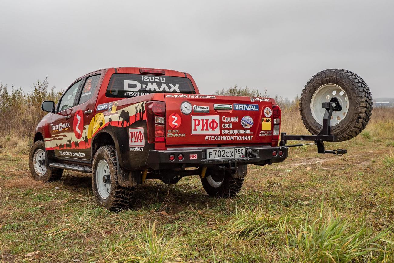 Бампер РИФ силовой задний Isuzu D-MAX с квадратом под фаркоп, калиткой, фонарями, подсветкой номера стандарт